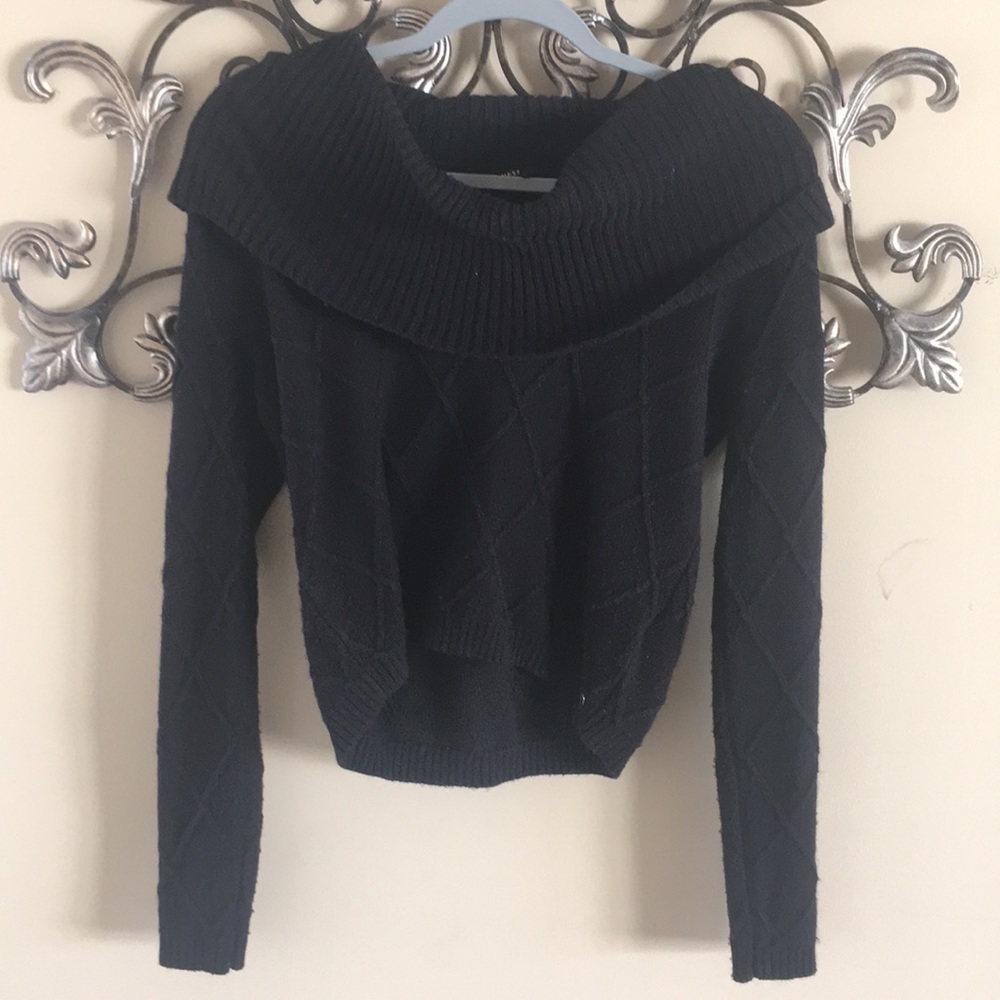Beautiful off shoulder guess sweater!